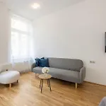 Apartment Cozy 4bedrm By True Estate Budapest