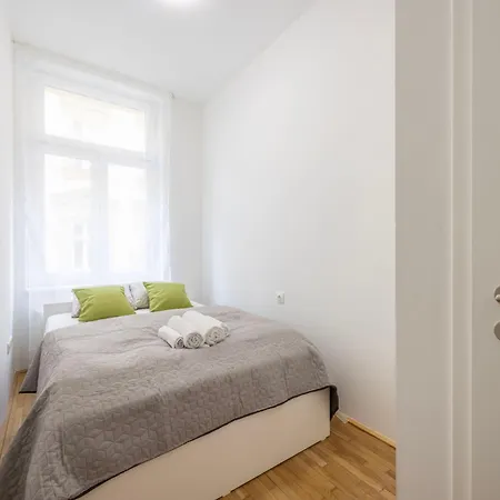 Cozy 4bedrm By True Estate * ブダペスト