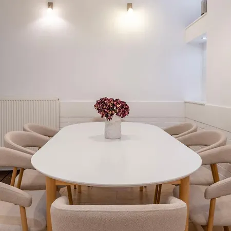 アパート Cozy 4bedrm By True Estate