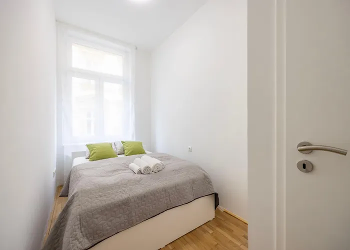 Cozy 4bedrm By True Estate * Budapešť